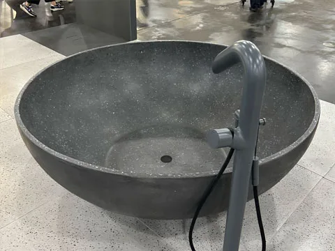 Baignoire de beton model kopa 65 couleur terrazzo nero.