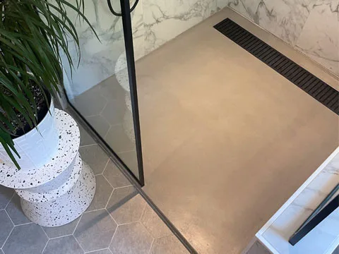 Base de douche en beton modele linea couleur cendre poli.