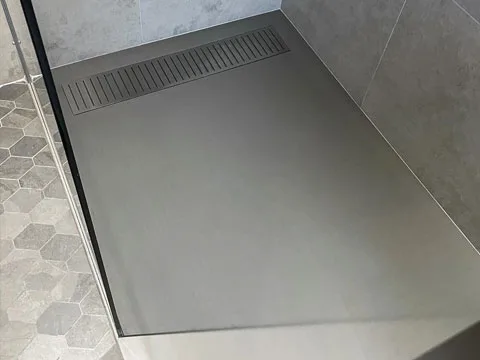 Base de douche en beton modele linea couleur cendre poli.