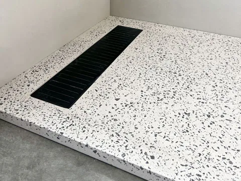 Base de douche en beton modele linea couleur terrazzo bianco.
