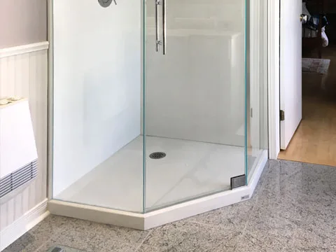 Base de douche en beton sur mesure couleur blanc poli.