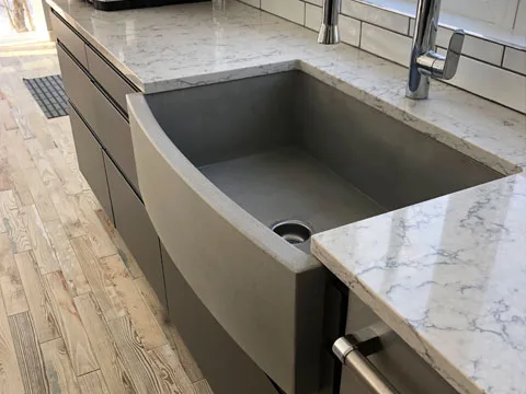Evier en beton sur mesure couleur gris fonce poli.