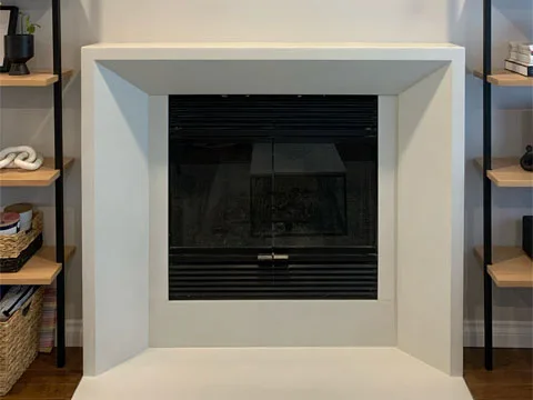 Foyer en beton sur mesure couleur blanc naturel.
