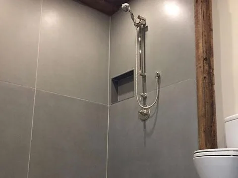 Panneaux de douche en beton gris cendre poli.