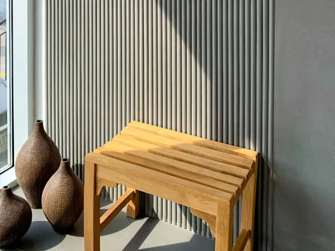 Panneaux flutes en beton gris cendre naturel.