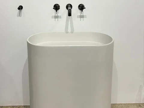 Piedestal en beton modele oslo couleur blanc naturel.