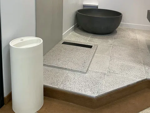 Piedestal en beton modele cylo, robinet plage couleur blanc naturel.