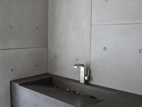 Plaque murale industiel en beton avec ancrage gris cendre naturel.