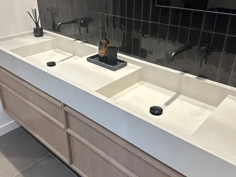 Vanite en beton sur mesure couleur blanc poli.