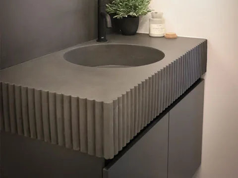 Vanite en beton modele ovo flute couleur gris fonce naturel.