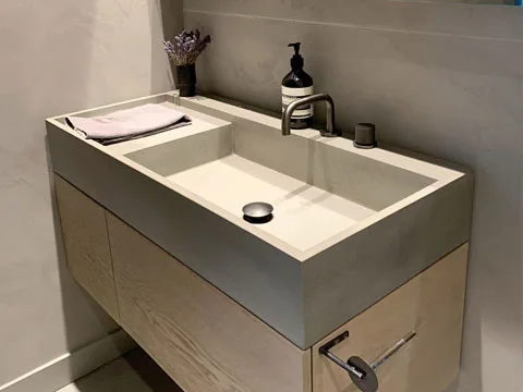 Vanite en beton sur mesure couleur gris perle poli.