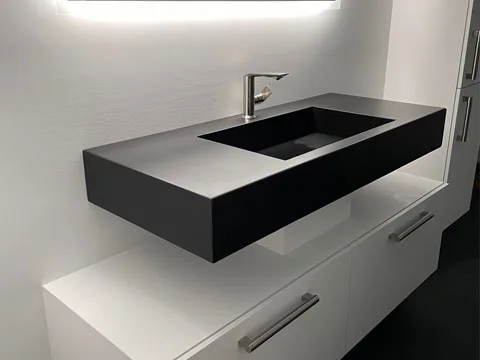 Vanite en beton modele talca avec plateau lisse couleur noir.