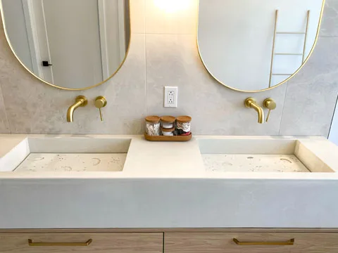 Vanite en beton modele talca avec plateau de pierre precieuse couleur blanc poli.