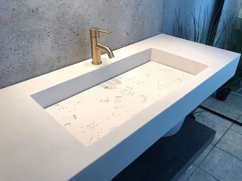 Vanite en beton modele talca avec plateau de pierre precieuse couleur blanc poli.