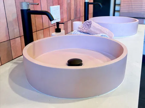 Vasque de beton modele volto couleur blush.